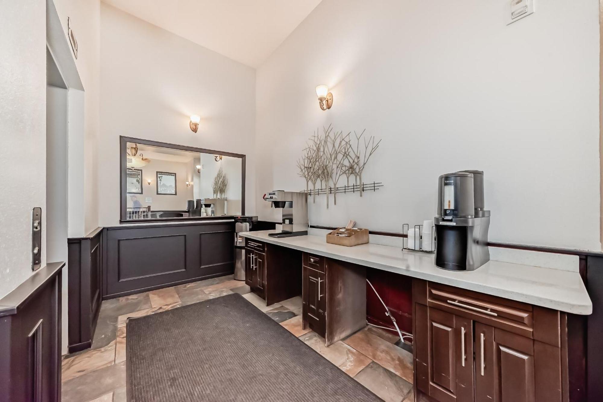 Grande Cache Inn & Suites Eksteriør billede